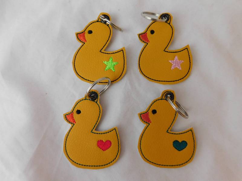 Bestickter Schlüsselanhänger Enten Kunstleder - A-180-A-181 von Nadelklapperei