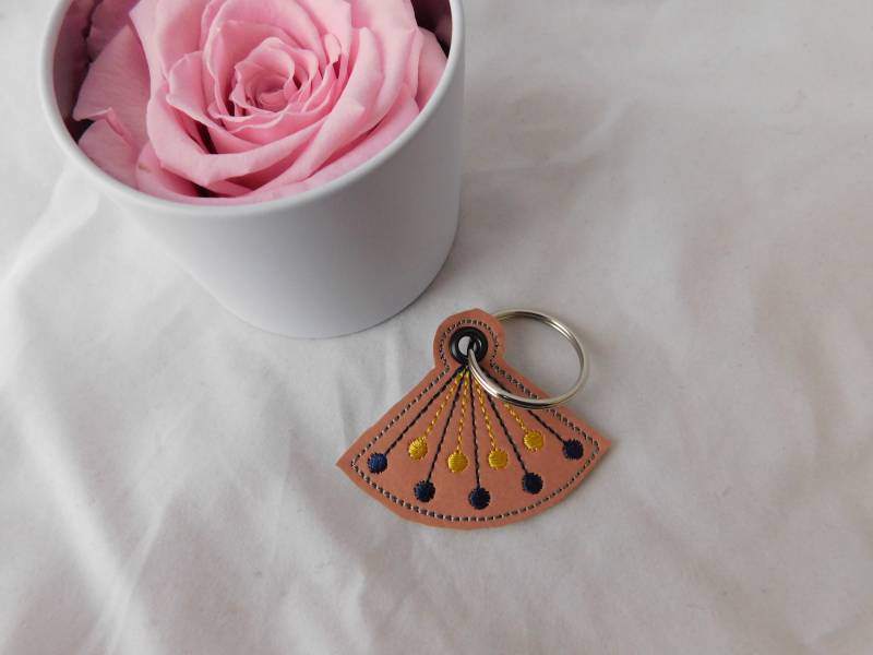 Bestickter Schlüsselanhänger Fächer A-179 von Nadelklapperei