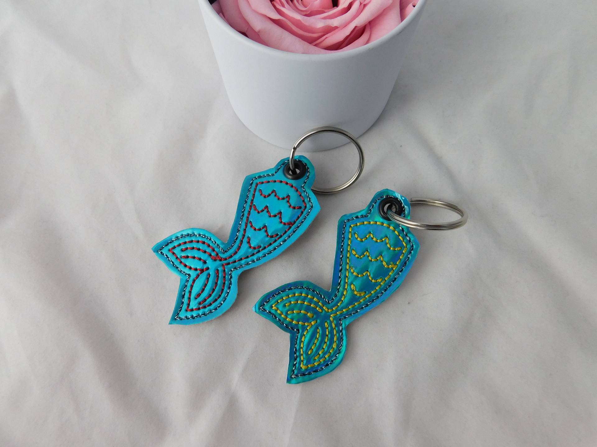 Bestickter Schlüsselanhänger Flossen Aus Glänzendem, Spiegelndem Kunstleder - Versandkostenfrei von Nadelklapperei