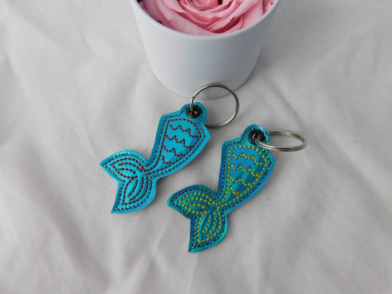 Bestickter Schlüsselanhänger Flossen Aus Glänzendem, Spiegelndem Kunstleder - Versandkostenfrei von Nadelklapperei