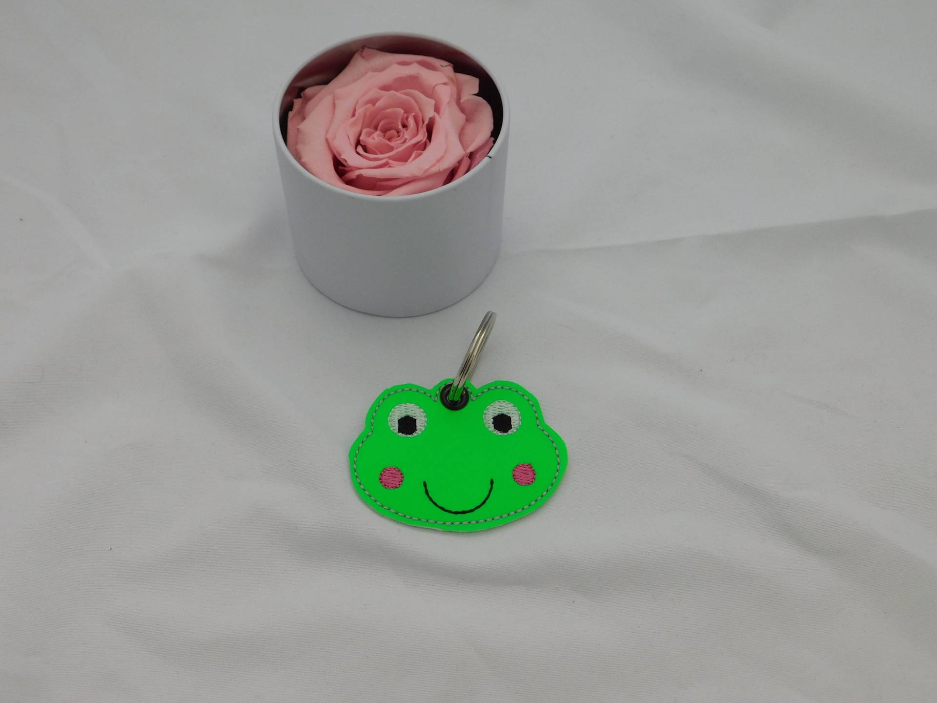 Bestickter Schlüsselanhänger Frosch Aus Kunstleder Neon A-070 - A-071 von Nadelklapperei