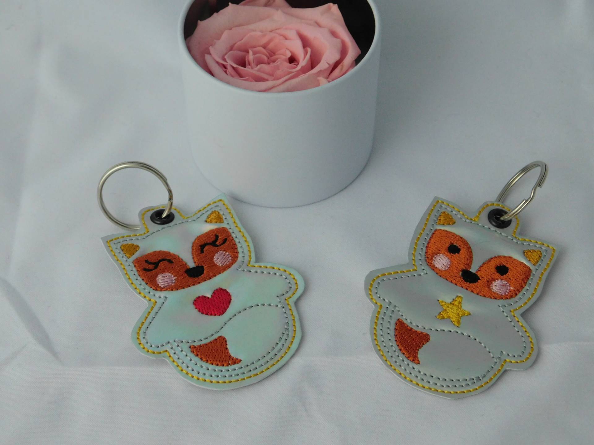 Bestickter Schlüsselanhänger Fuchs 2 Varianten - A- 222-A-223 von Nadelklapperei