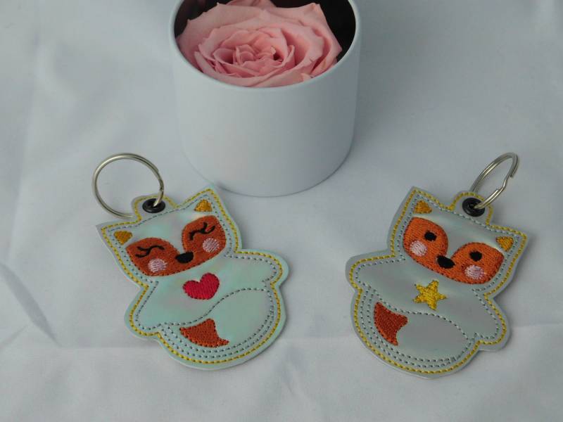 Bestickter Schlüsselanhänger Fuchs 2 Varianten - A- 222-A-223 von Nadelklapperei