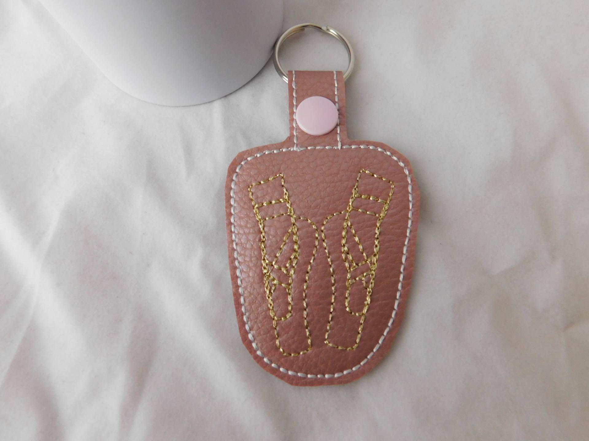 Bestickter Schlüsselanhänger Goldene Ballettschuhe Aus Kunstleder - A- 157 von Nadelklapperei