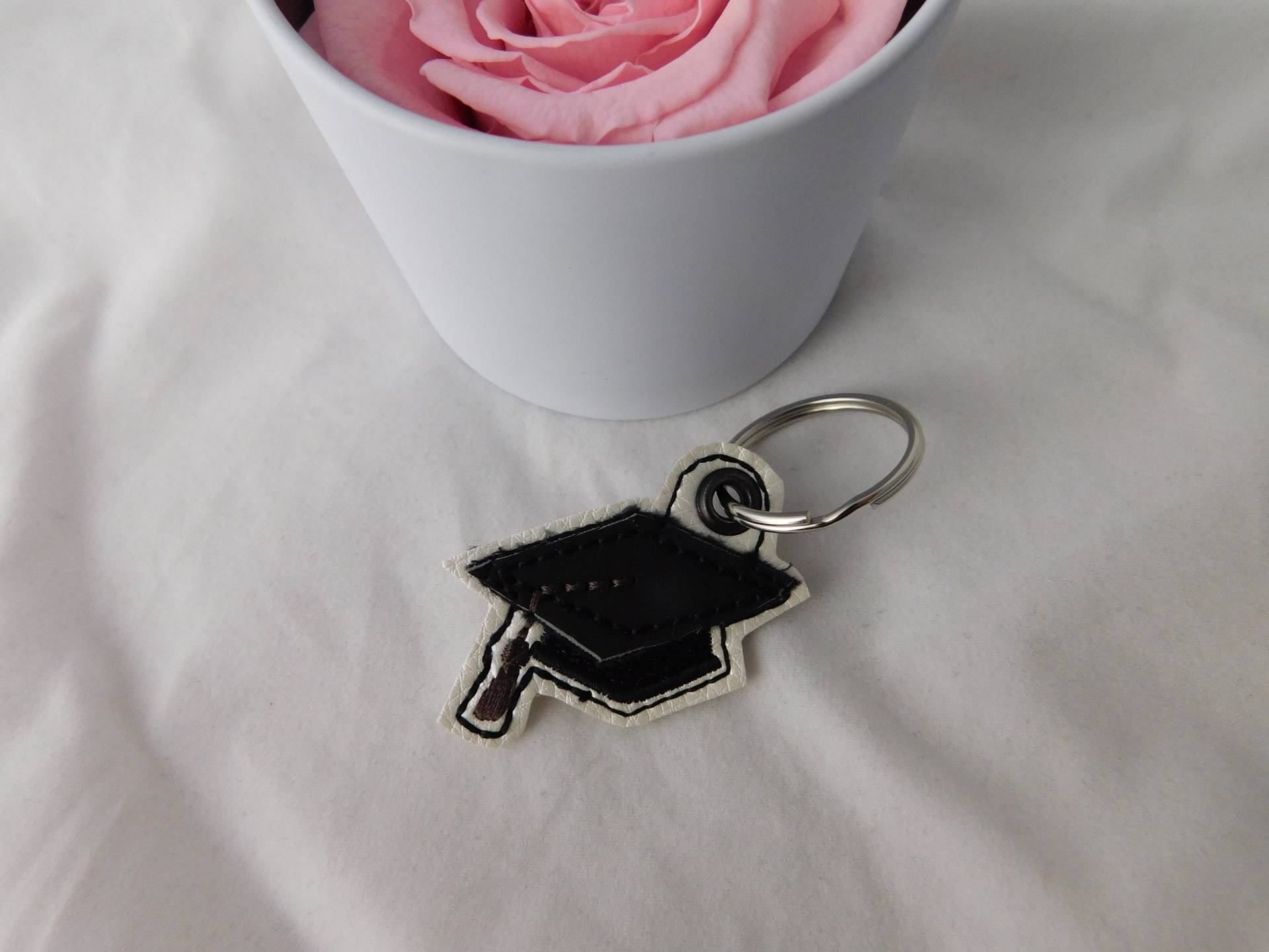 Bestickter Schlüsselanhänger Hut Schwarz, Prüfung, Bestanden, Abschluss - A-188 von Nadelklapperei