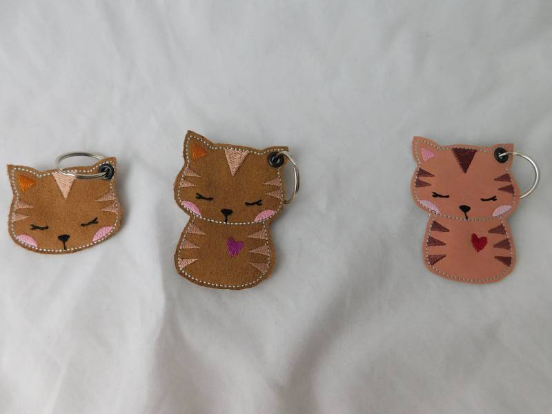 Bestickter Schlüsselanhänger Katzen Aus Wildlederimitat Oder Kunstleder 3 Varianten - Art.nr. A-055-057 von Nadelklapperei