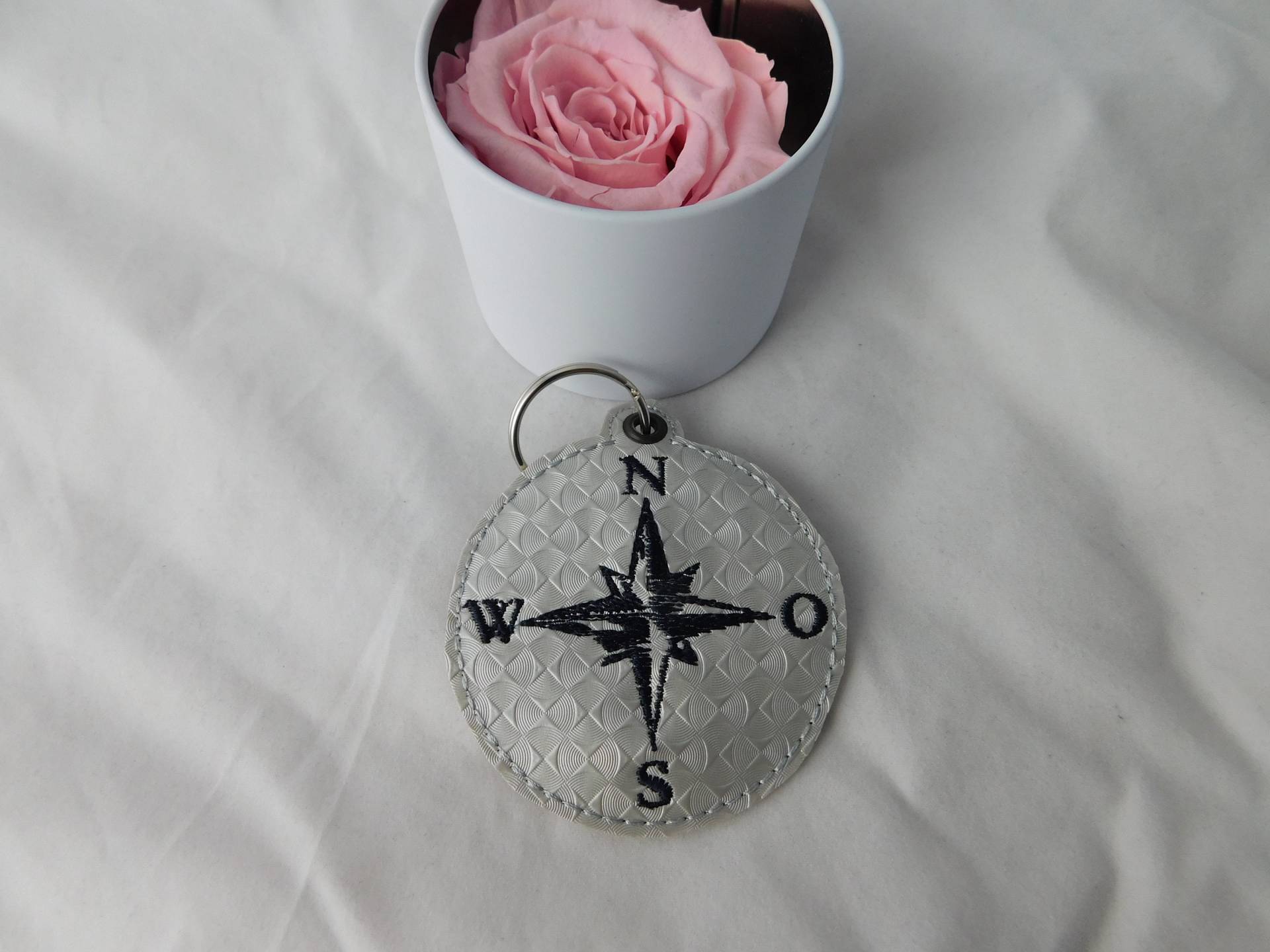 Bestickter Schlüsselanhänger Kompass -A-183 von Nadelklapperei