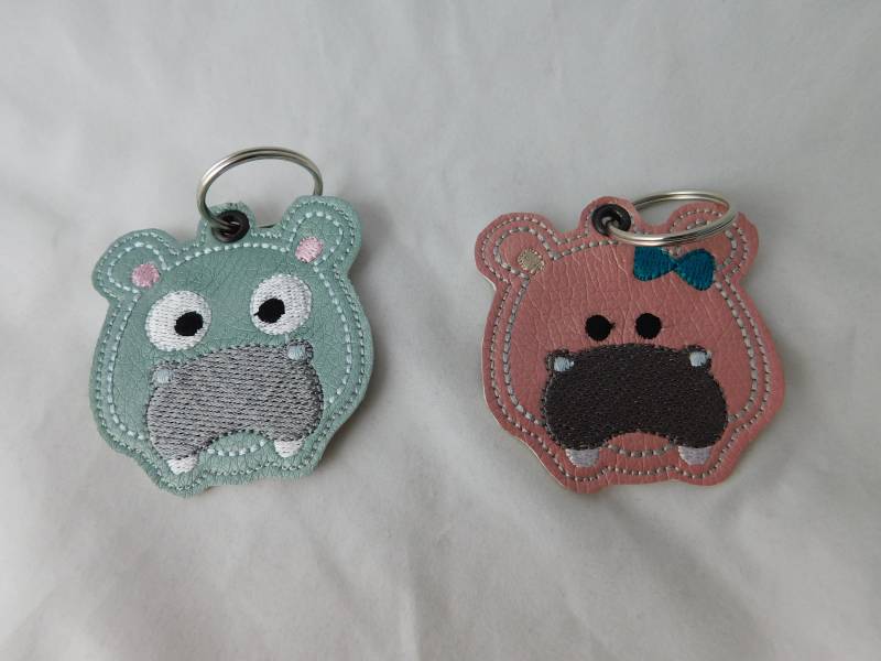 Bestickter Schlüsselanhänger Nilpferd Kunstleder A-168-A-169 von Nadelklapperei