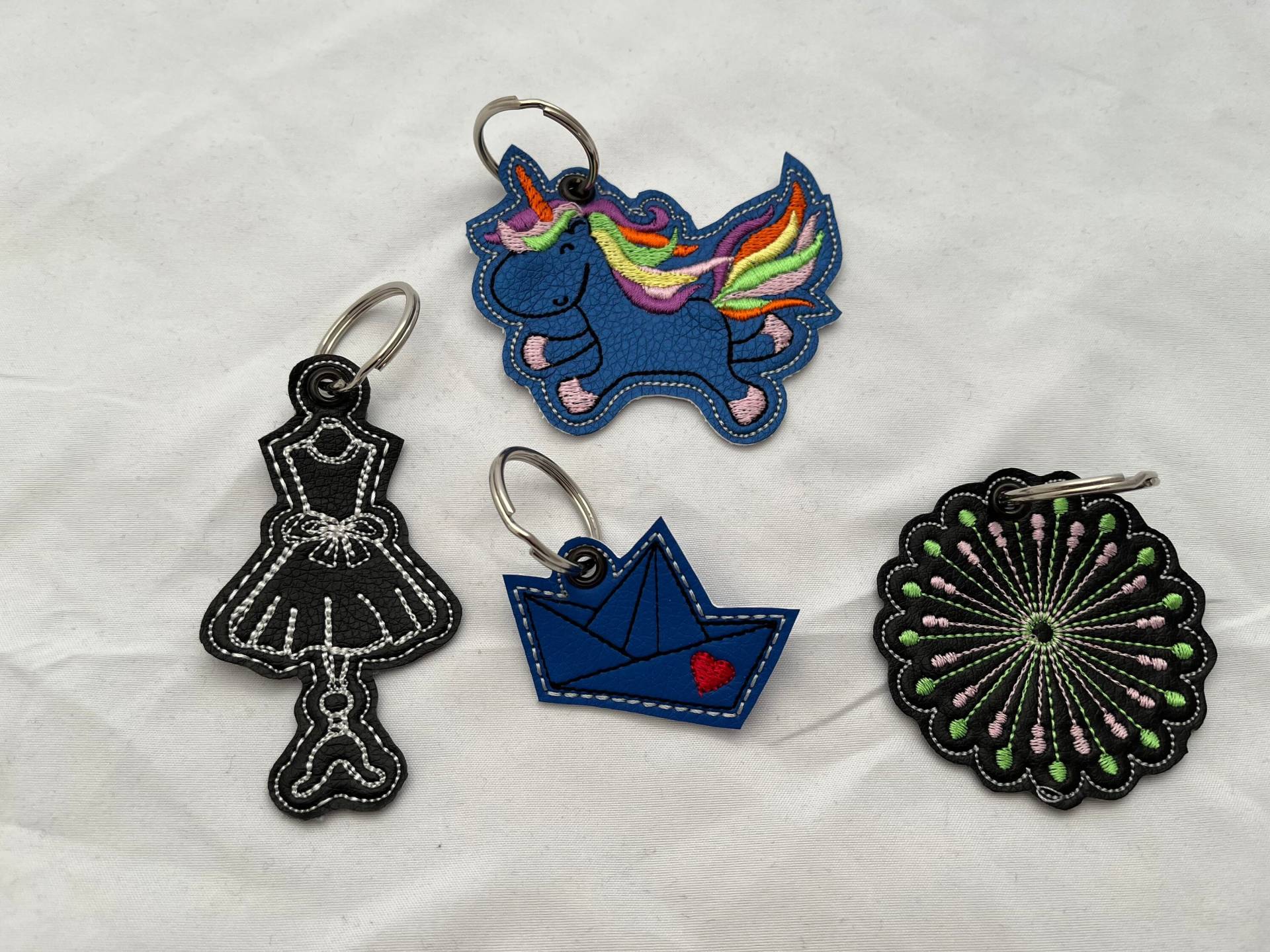 Bestickter Schlüsselanhänger Pusteblume, Einhorn, Boot, Schneiderpuppe Aus Kunstleder - A-080 A-083 von Nadelklapperei