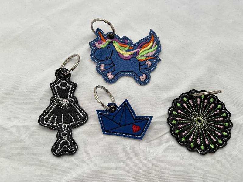 Bestickter Schlüsselanhänger Pusteblume, Einhorn, Boot, Schneiderpuppe Aus Kunstleder - A-080 A-083 von Nadelklapperei