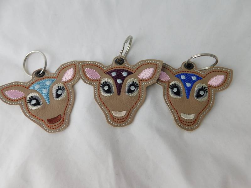 Bestickter Schlüsselanhänger Rehkitz Kunstleder - Art.-Nr. A-049-A051 von Nadelklapperei