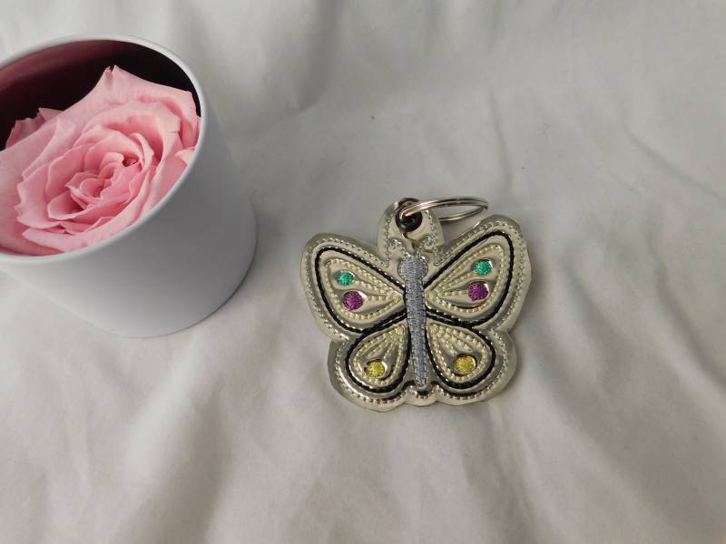 Bestickter Schlüsselanhänger Schmetterling Aus Spiegelndem Kunstleder - A-092 von Nadelklapperei