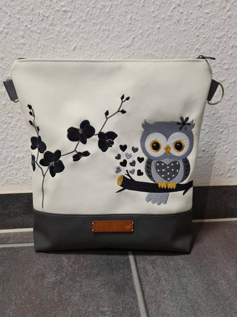 Umhängetasche Handtasche Kunstleder Bestickt Orchidee Eule Umhängetasche Handtasche Kunstleder Bestickt Orchidee Eule von NadelkunstbyAK