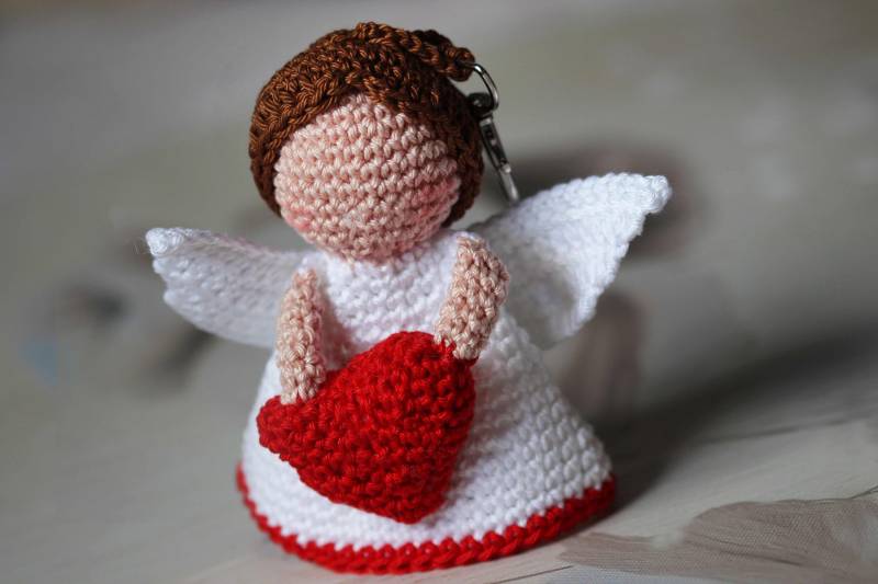 Engel Figur Mit Herz Gehäkelt Aus Baumwolle, Schutzengel Anhänger 8 cm Anhänger, Weihnachtsengel in Vielen Farben von NadelliebeVonAnna