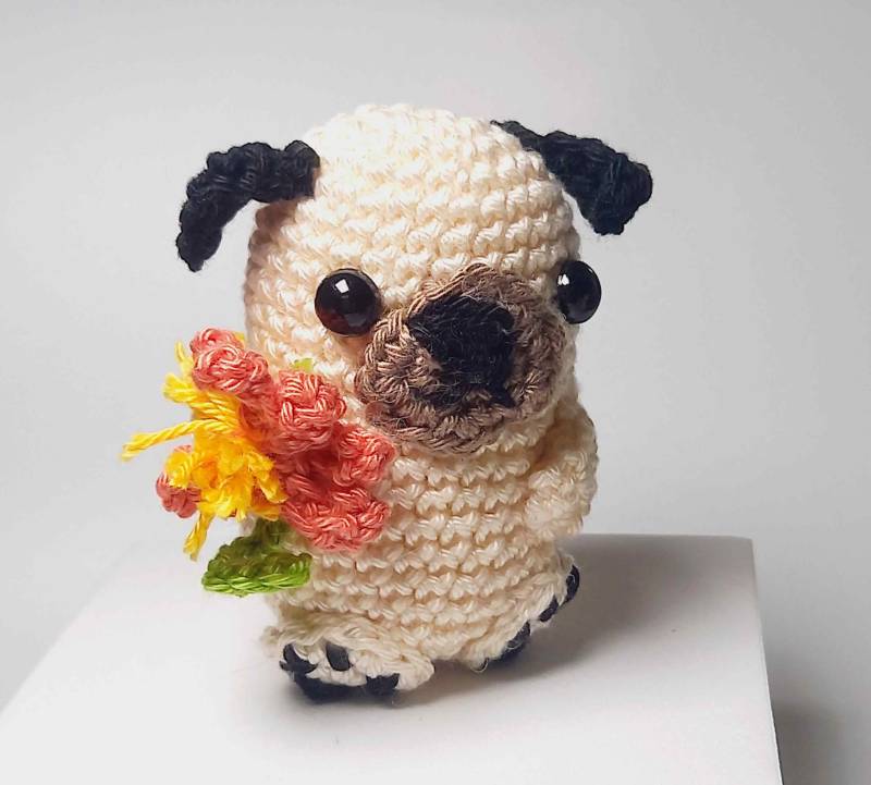 Mops Schlüsselanhänger Mit Herz - Gehäkelter Glücksbringer Fürs Auto, Zum Verschenken Oder Liebhaben, Kuscheltier, Deko von NadelliebeVonAnna