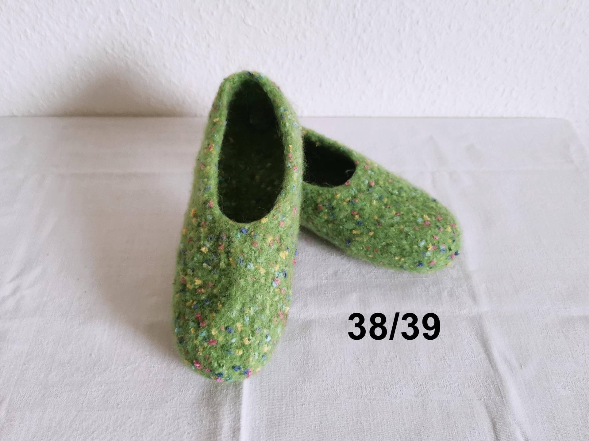 Warme Filzpuschen Mit Latexsohle, Gr. 38/39 von Nadelspielereien