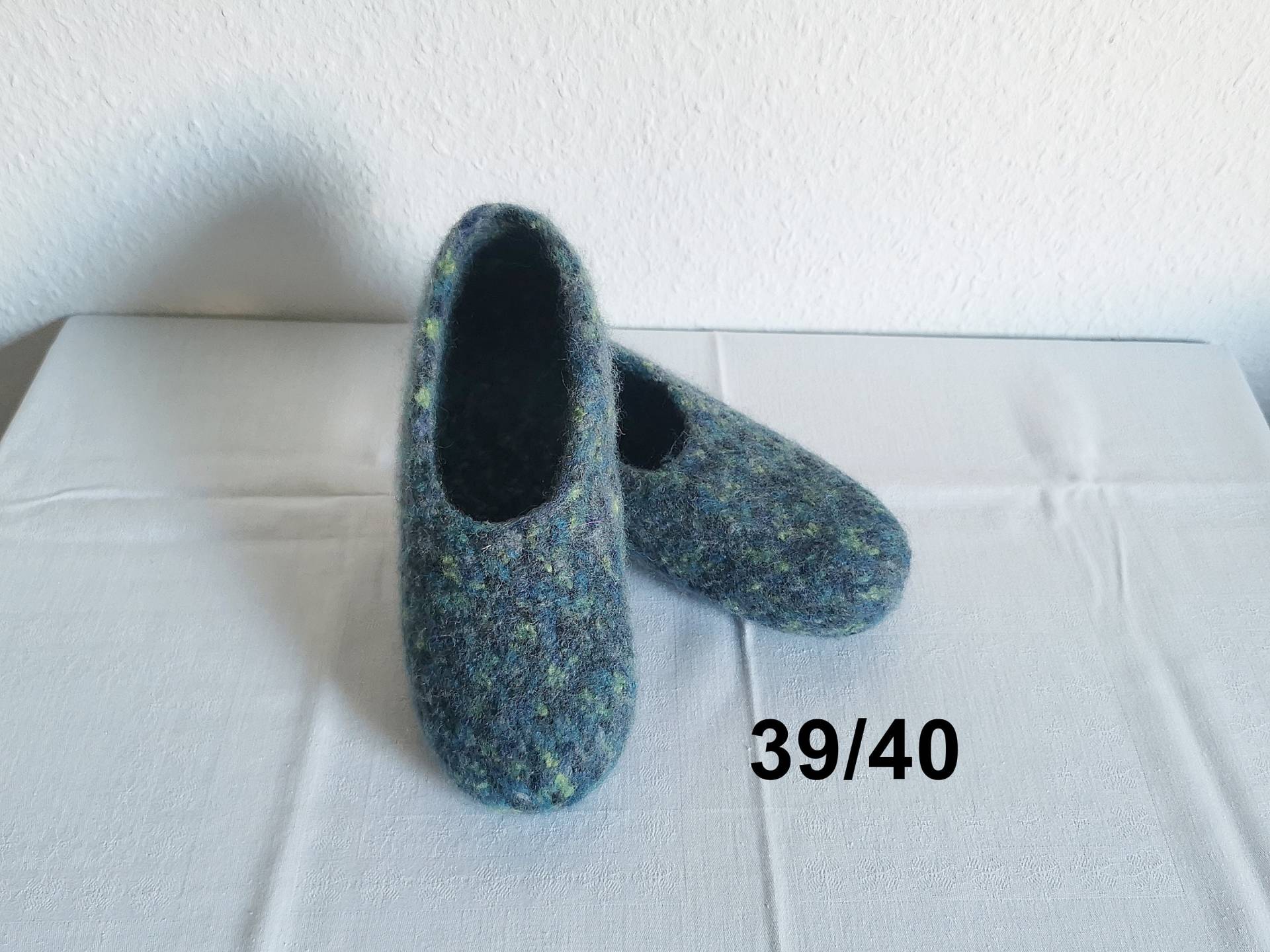 Warme Filzpuschen Mit Latexsohle, Gr. 39/40 von Nadelspielereien