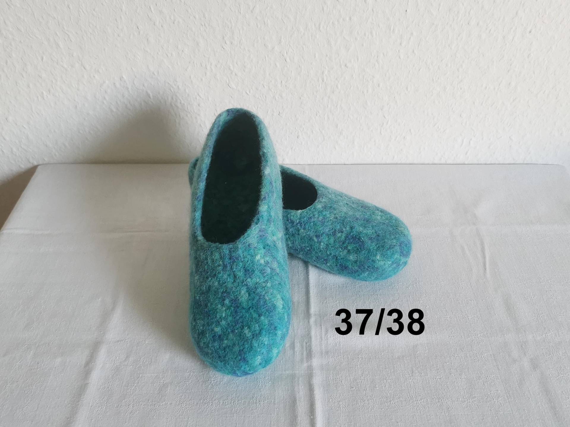 Warme Filzpuschen Mit Latexsohle Gr. 37/38 von Nadelspielereien