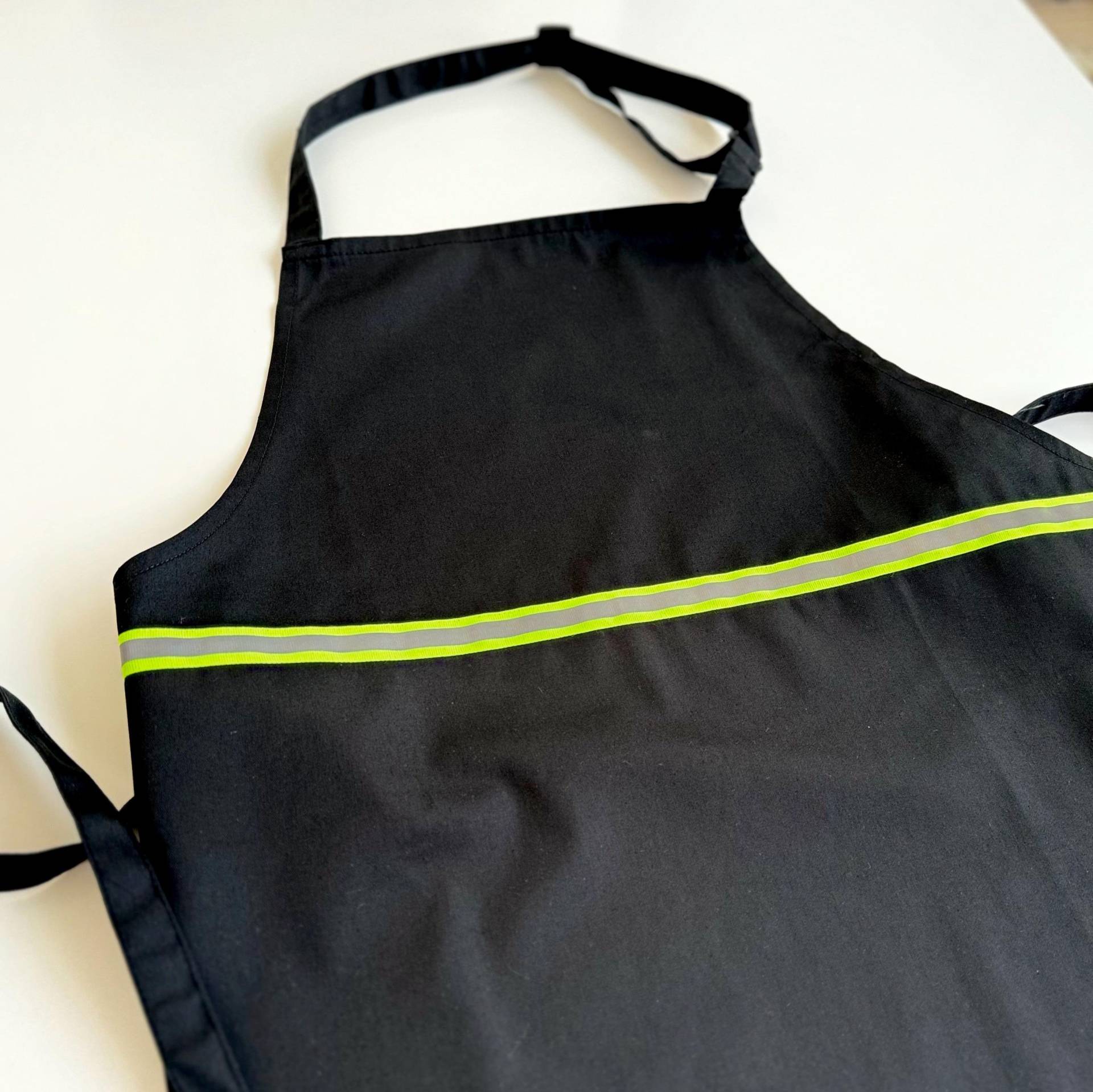 Schürze Feuerwehr | Mit Reflektorstreifen Zum Kochen Und Backen Schürze Feuerwehr | Mit Reflektorstreifen Zum Kochen Und Backen von Nadelspitze