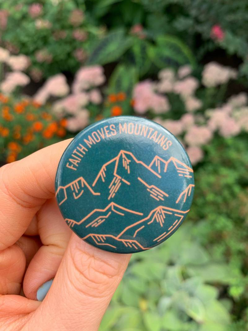 Glaube Verschiebt Berge 1, 5"Rund Button Pin | Berg Illustration Dekor Pins Natur Gold Grün Runde Pinback Buttons Glaube Verschiebt Berge 1, 5"Rund Button Pin | Berg Illustration Dekor Pins Natur Gold Grün Runde Pinback Buttons von NadiaDesignCo