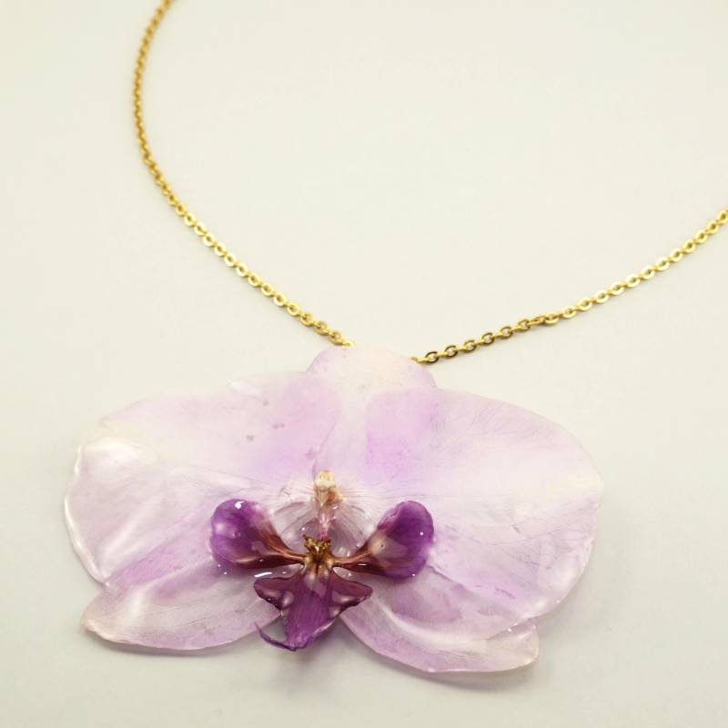 Echte Pastell Orchidee Kette in Harz - Zartrosa Blütenblatt Statement Unikat Blumen Anhänger Gold von NadiaHandicrafts