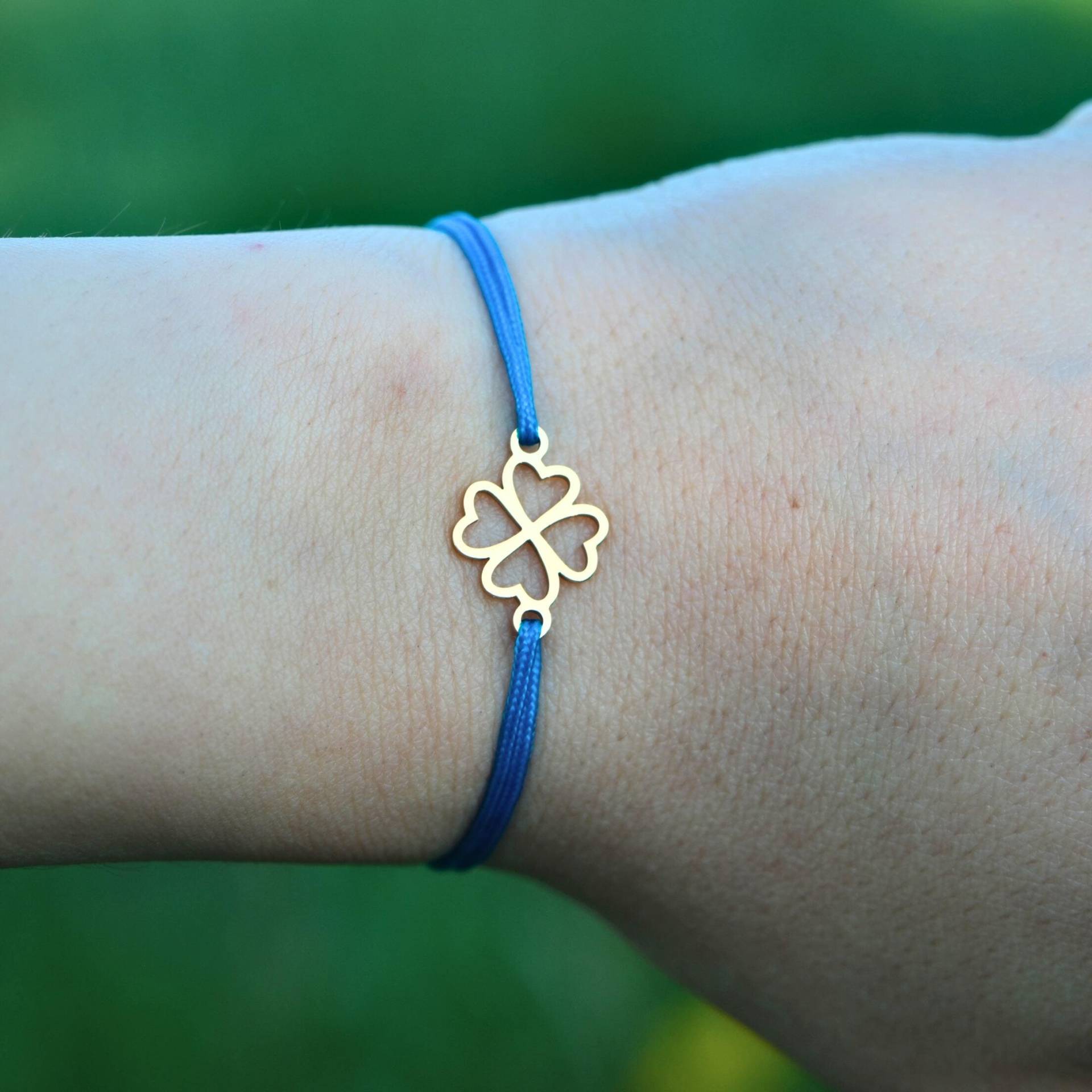 Glücksklee-Armband - Personalisiertes Freundschaftsarmband in Gold Oder Silber Mit Makramee-Kordel Glücksklee-Armband - Personalisiertes Freundschaftsarmband in Gold Oder Silber Mit Makramee-Kordel von NadiaHandicrafts