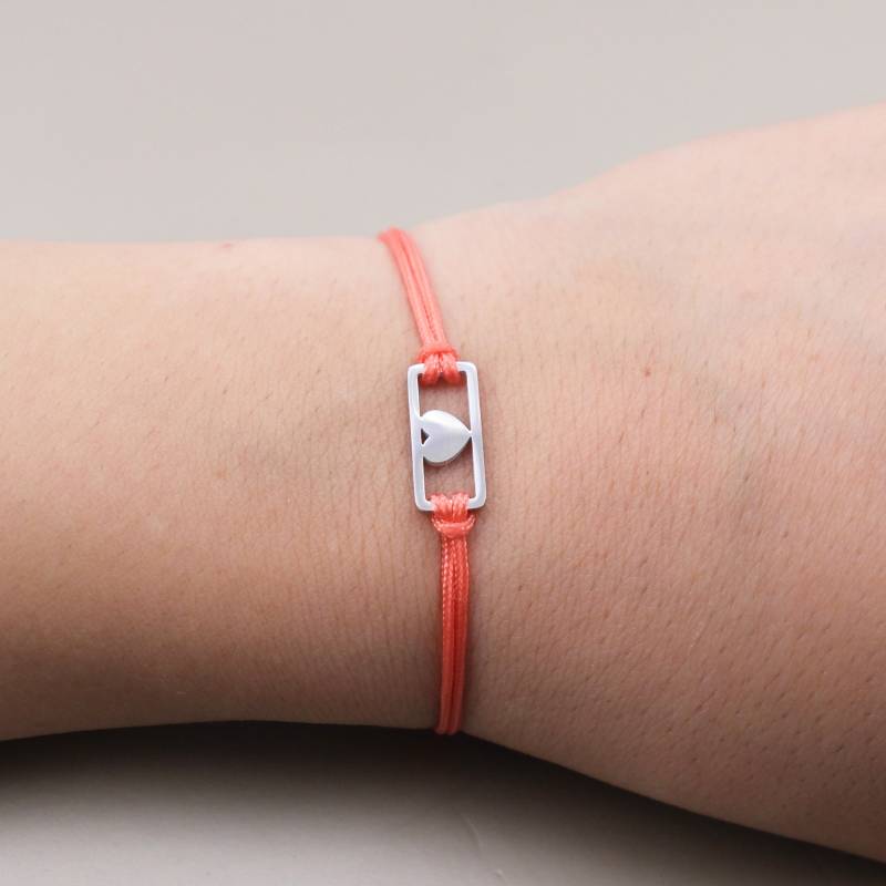 Handgefertigtes Verstellbares Makramee Freundschaftsarmband Mit Herz - Perfektes Geschenk Für Ihre Liebe Handgefertigtes Verstellbares Makramee Freundschaftsarmband Mit Herz - Perfektes Geschenk Für Ihre Liebe von NadiaHandicrafts