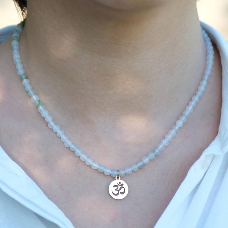Om Zeichen Halskette - Eisgrüne Jade 4 Mm Perlen, Yoga Schmuck, Spirituelle Mala, Handgefertigt von NadiaHandicrafts