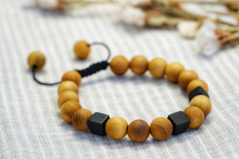 Perlenarmband Aus Sandelholz, Verstellbares Handgefertigtes Modeschmuckstücke von NadiaHandicrafts