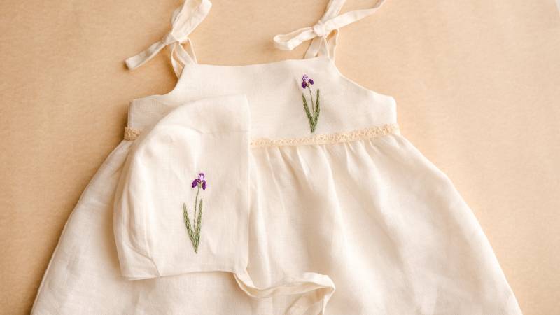 Baby-Kleiderset Mit Haube Passendes Sommerkleid Bestickte Kleidung Iris Blumen Kleinkind-Kleidung Mädchen-Leinen-Outfit Erster Geburtstag Lila von NadieDesignArt