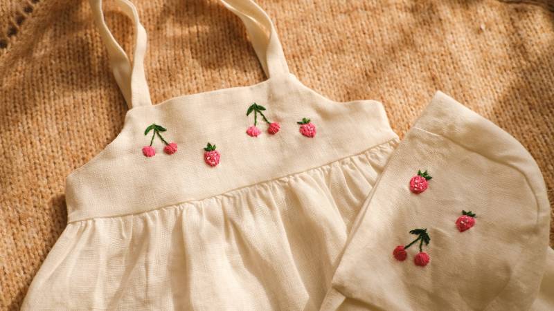 Handbesticktes Obst-Themen-Geburtstags-Party Abnutzungs-Baby-Kleidung Niedliches Geschenk Für Neugeborene Handgefertigte Kleidung Kid's Bonnet von NadieDesignArt