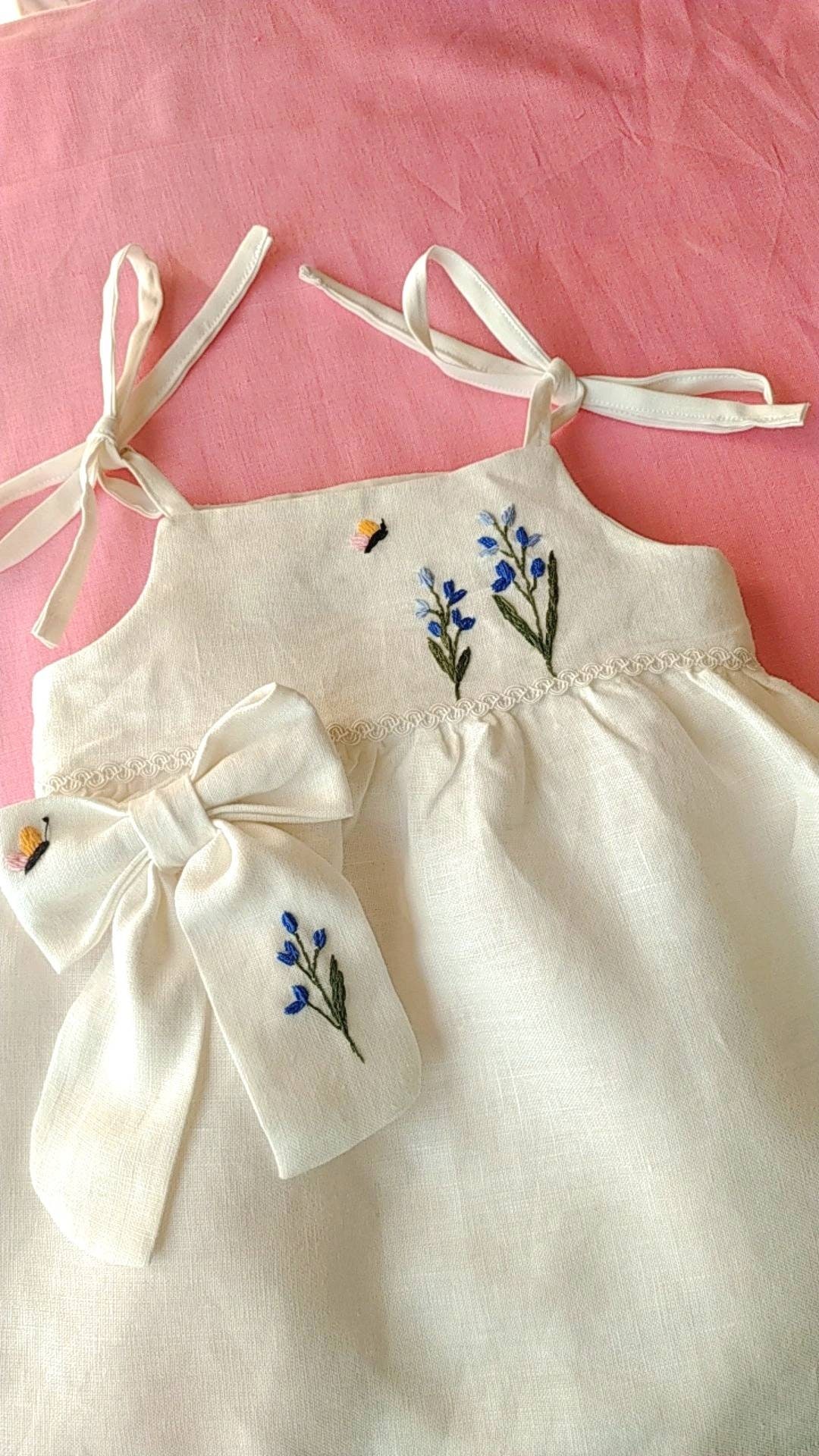 Schmetterling Kleid Mama Und Ich Bestickte Kleidung Blaue Blume Embroidery Kleinkind Weiß Schöne Geburtstagskleidung Für Mädchen Weiches Sommerkleid von NadieDesignArt