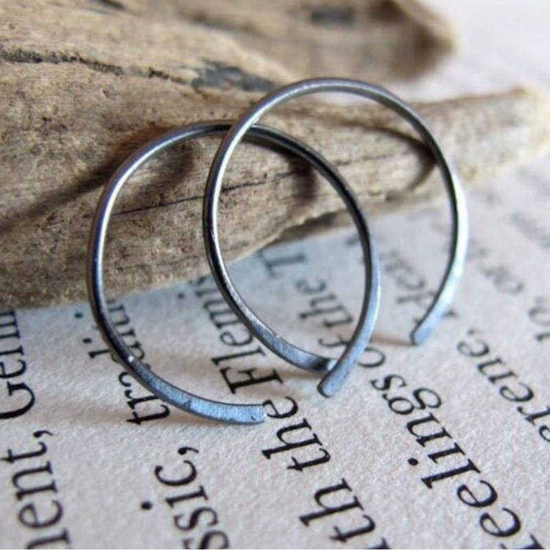 Schwarz Silber Creolen Medium Offene Oxidierte Sterling 18 Mm 2/3 Zoll Rustikale Gothic Ohrringe Unisex von NadinArtDesign