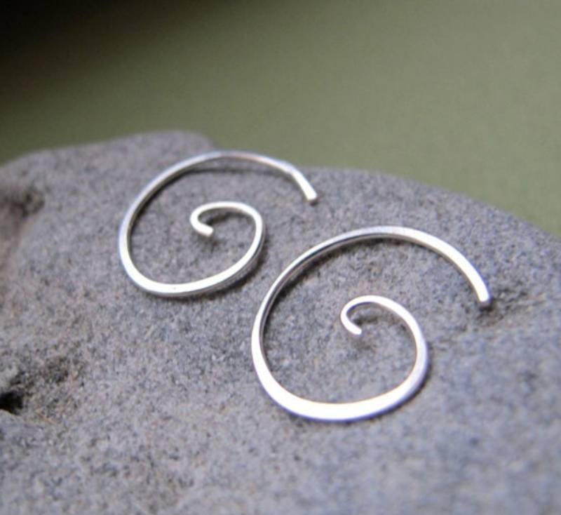 Silber Swirl Ohrringe Kleine Spiral Creolen 15 Mm Sterling Hoop Minimalist Schmuck Moderne Durchzieh Spirale Elegant von NadinArtDesign