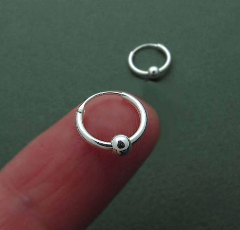 Zarte Kleine Sterling Silber Creolen Mit Bead Unisex Huggie Knorpel, Tragus, Seamless, Catchless, Helix Ohrringe von NadinArtDesign