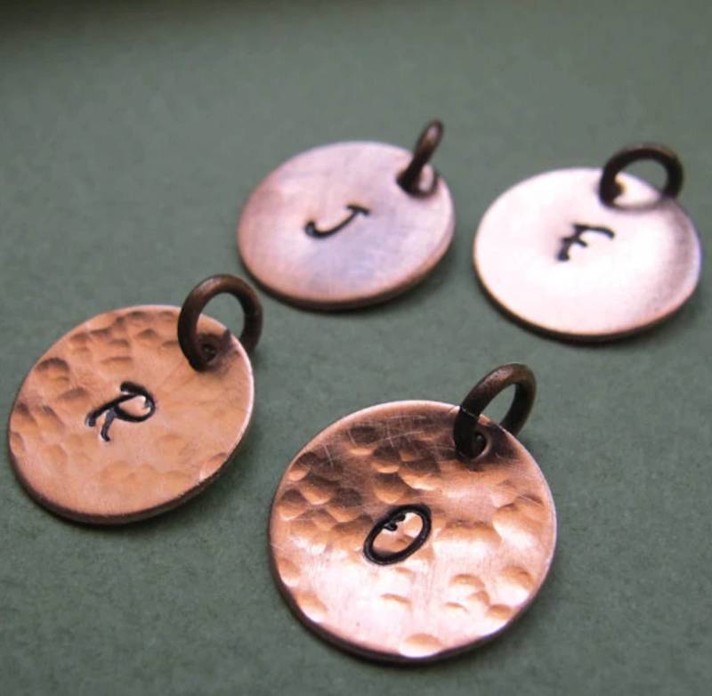 Handgestempelt Kupfer Charm. Personalisierter Disc-Tag. Handgemachte Anfangsbuchstaben Anhänger/Kettenanhänger Gravierte Handgestempelt Kupfer Charm. Personalisierter Disc-Tag. Handgemachte Anfangsbuchstaben Anhänger/Kettenanhänger Gravierte von NadinArtGlass