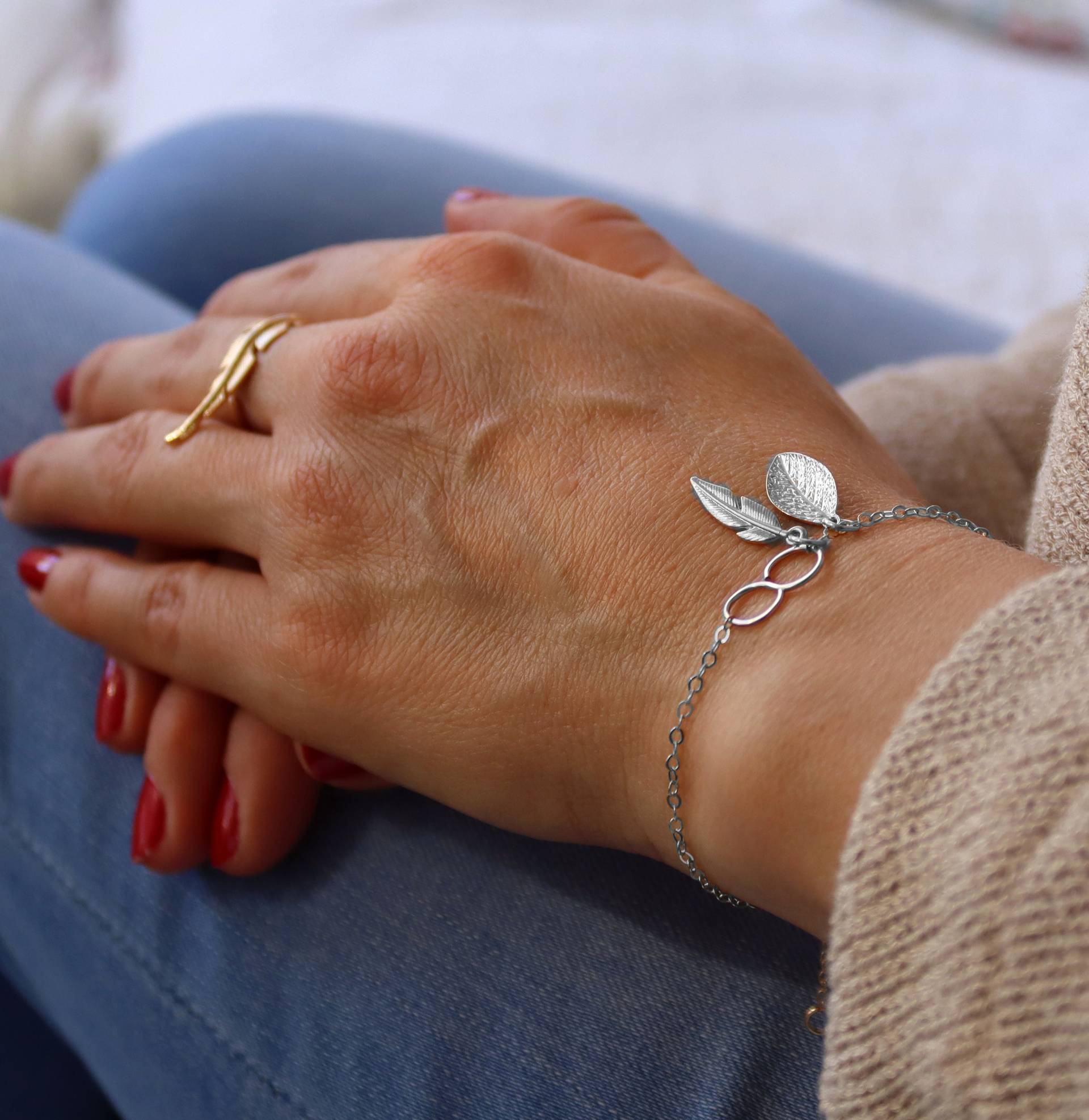 Bettelarmband. Personalisiertes Unendlichkeit-Armband. Sterlingsilber Armband. Hand Gestempelt. Blatt, Feder von NadinGlassico