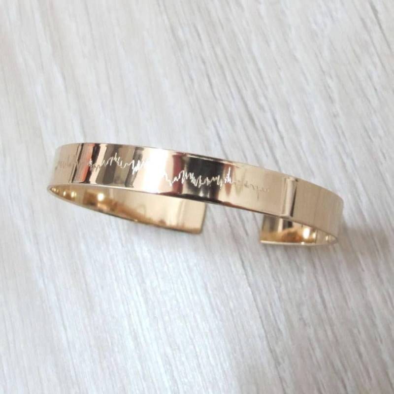 Gold Herzschlag Armreif Armband Individuell Graviertes Echtes Ekg Manschette Personalisiertes Geschenk Gefüllt Schmuck Einzigartiges von NadinGlassico