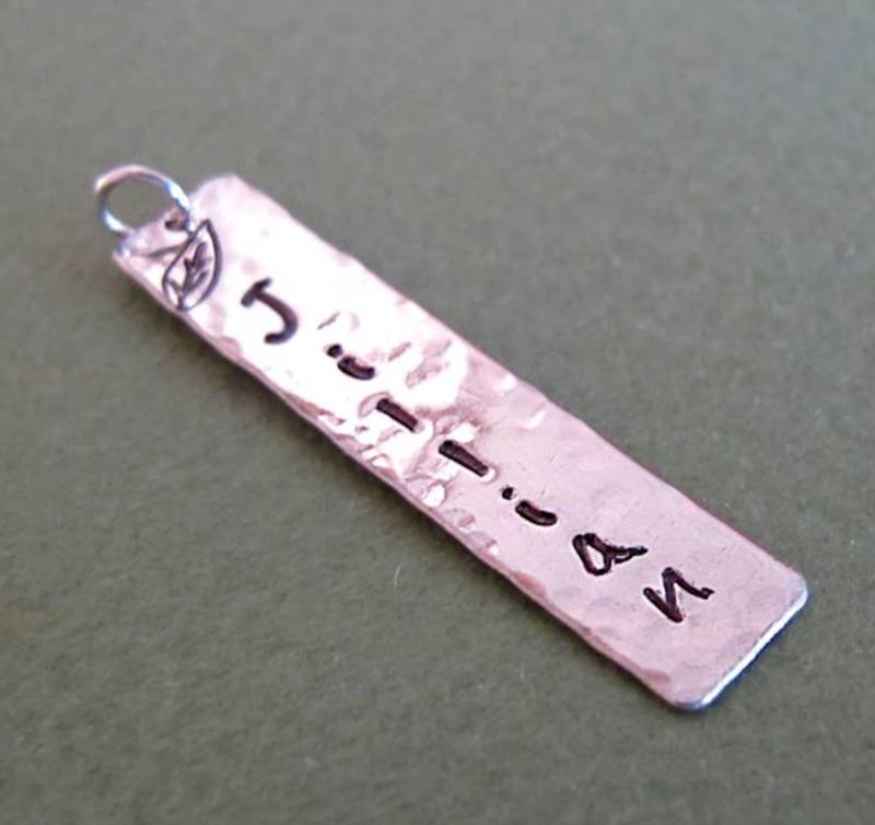 Benutzerdefinierter Name Gravierte Vertikale Anhänger Gehämmerte Personalisierte Bar Rechteck Design Ihr Eigenes Wort, Datum, Logo, Initialen von NadinNecklaces