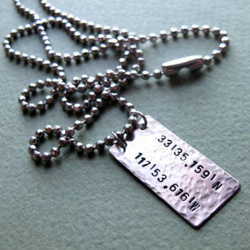 Custom Gravierte Anhänger Gehämmerte Tag Halskette Weihnachten Personalisierte Herren Geschenk Für Ihn Breite Koordinaten von NadinNecklaces