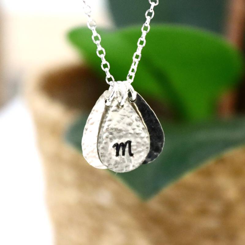 Personalisierte Teardrop Zierliche Buchstabe Halskette Initialen Charms Anhänger Weihnachten, Geburtstagsgeschenk Für Sie Mutter Geschenk Frau von NadinNecklaces