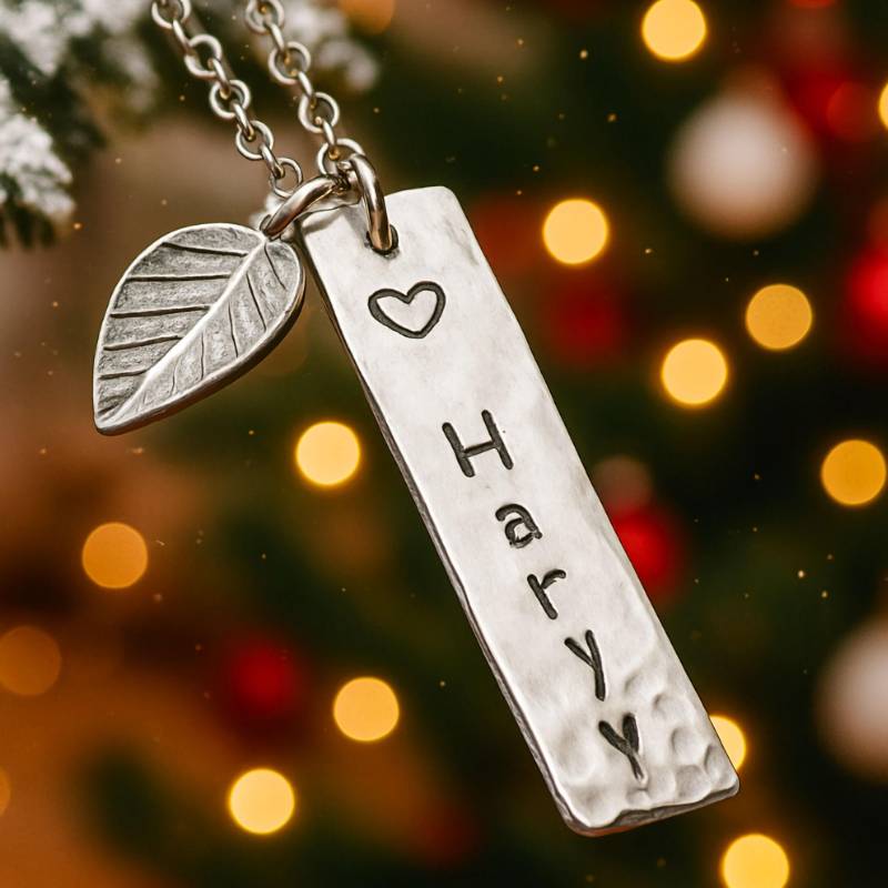 Vertikale Name Anhänger Personalisierte Halskette Für Sie Oder Ihn Gravur Silber Bar - Rechteck Mit Blatt Charm Weihnachtsgeschenk von NadinNecklaces