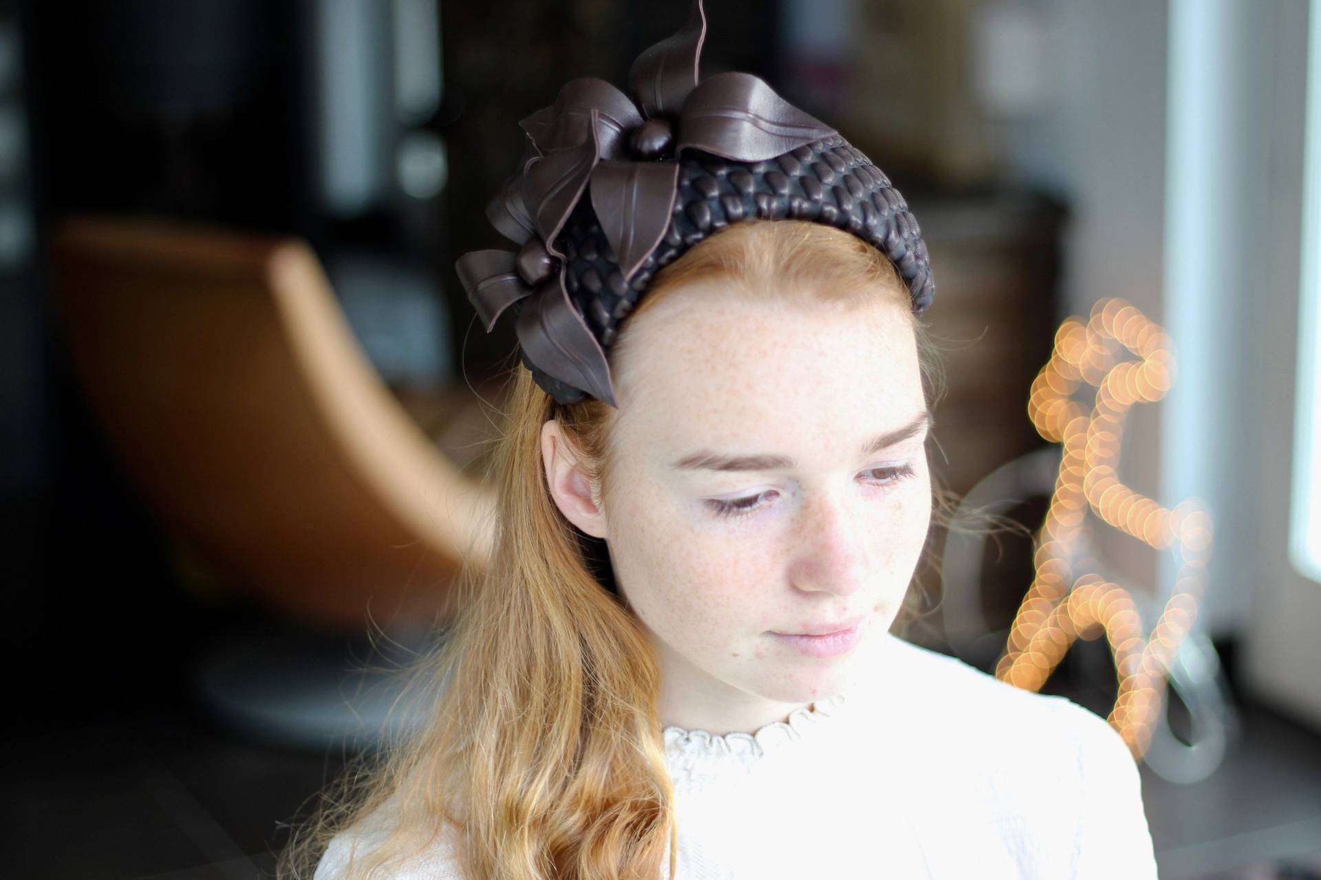 Braune Leder Blume Fascinatorleder Blumen Kopfschmuck, Cocktail Hut Mit Blumen, Bandeau Hochzeitsgast von NadineMillinery