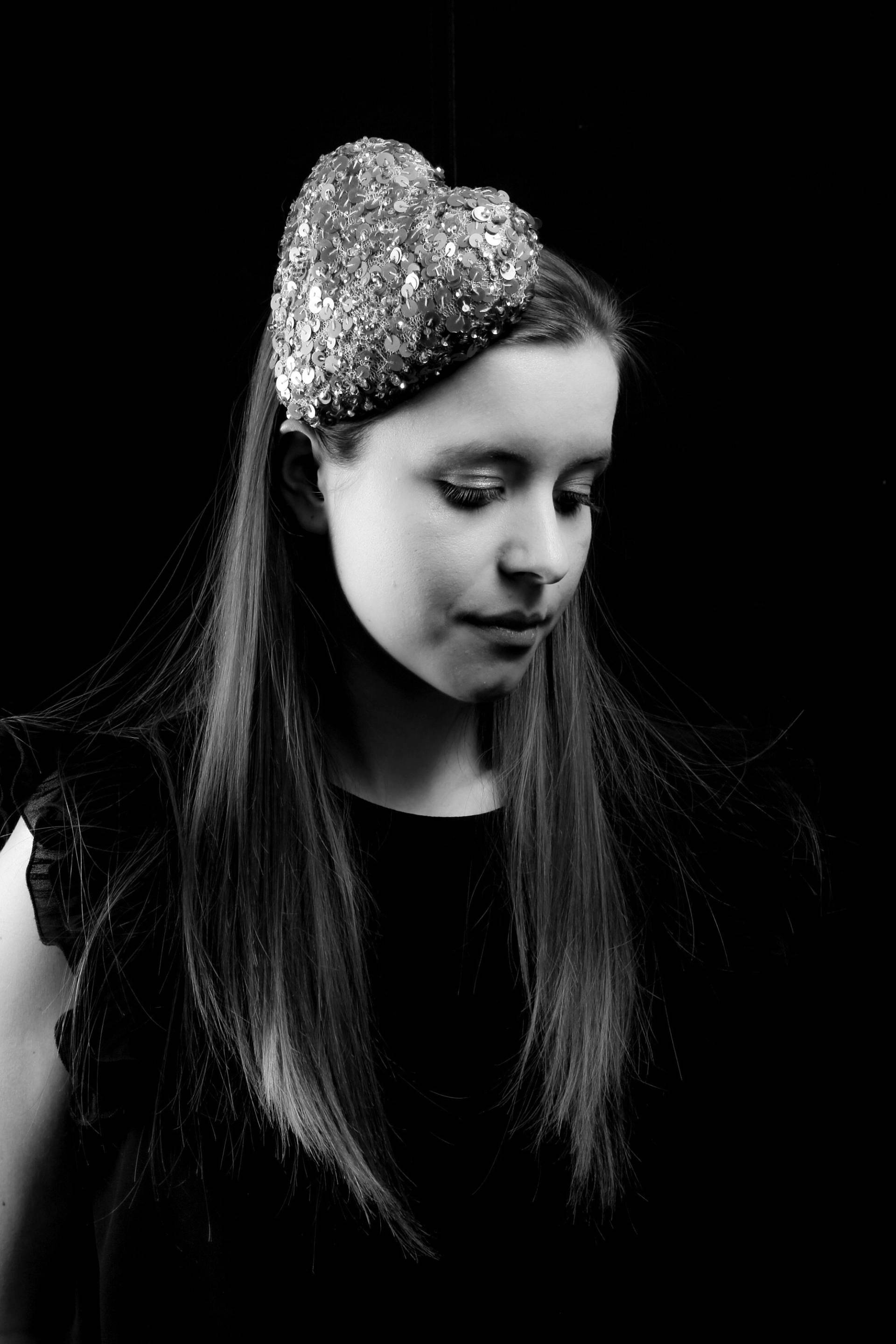 Goldenes Herz Fascinator, Paillettes Perlen Haarband, Braut Kopfschmuck, Mini Hut, Besondere Anlässe Hatinator, Frauen Haar Accessoire von NadineMillinery