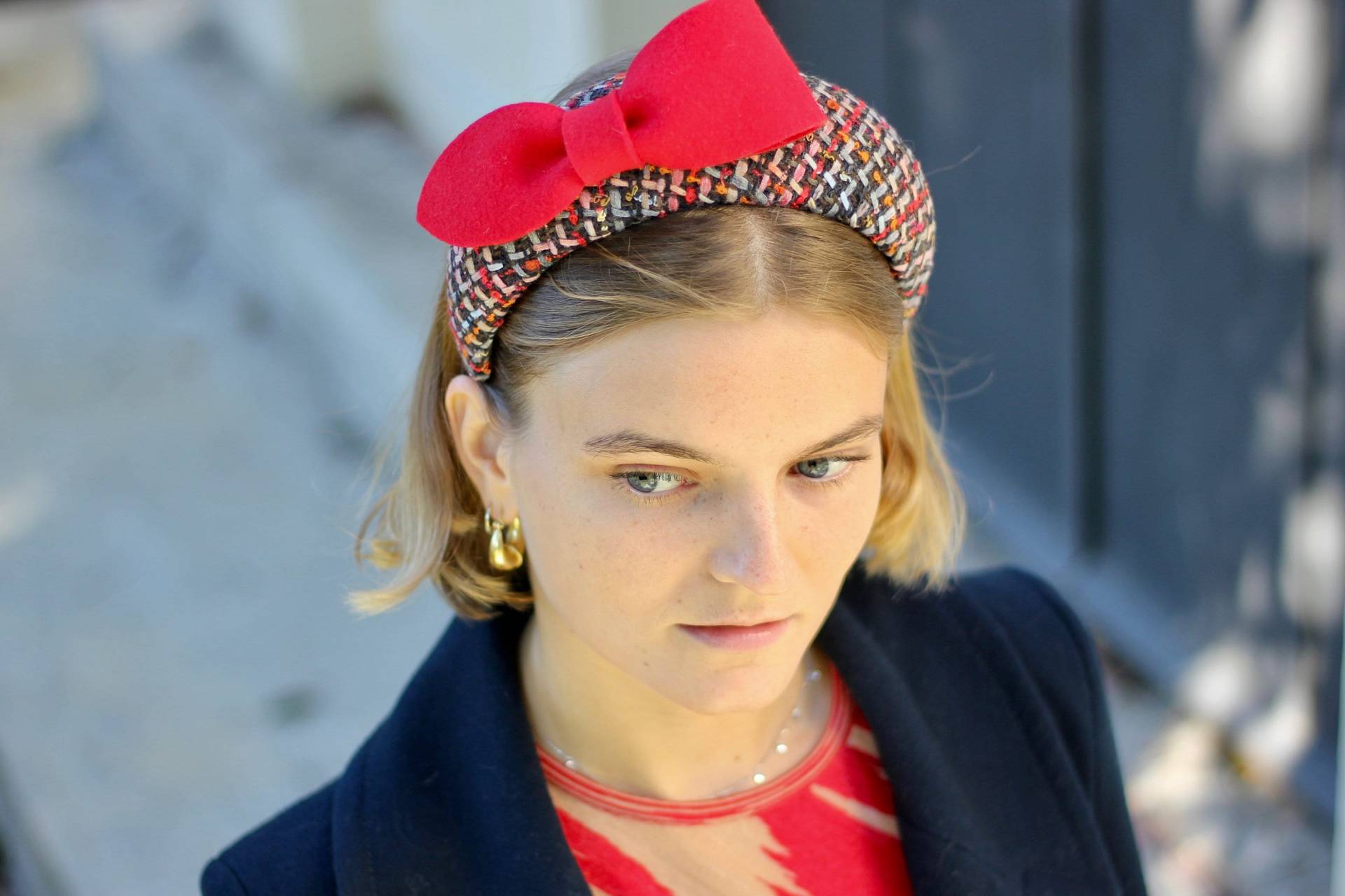 Rotes Stoff Stirnband Mit Schleife, Buntes Halo Stirnband Besonderer Anlass Kopfschmuck, Hochzeit Gast, Race Fashion von NadineMillinery