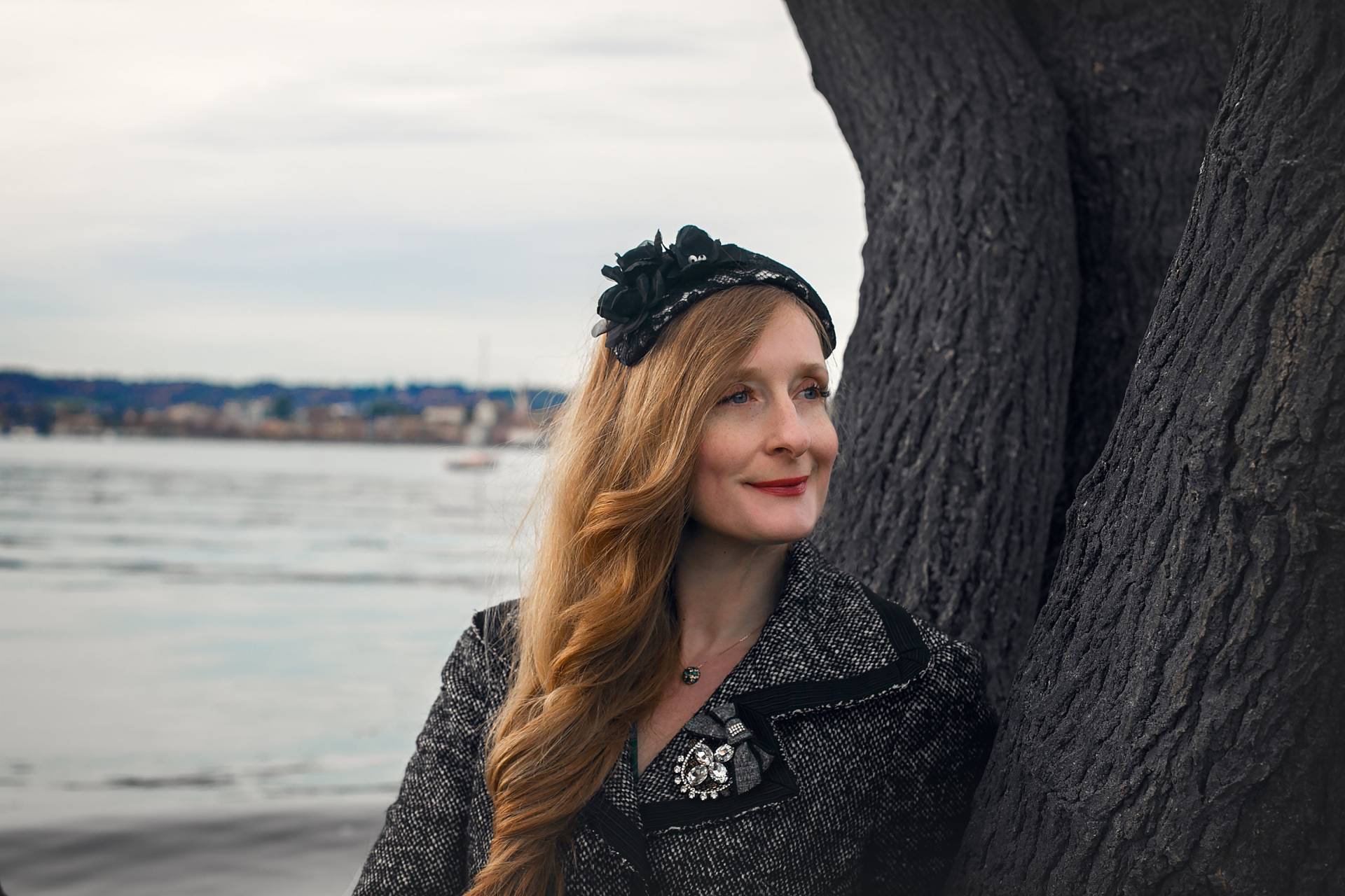 Schwarz Weiß Spitze Fascinator Stirnband, Blumen Abend Kopfschmuck, Schwarze Hochzeit, Turban Vintage Glamour von NadineMillinery