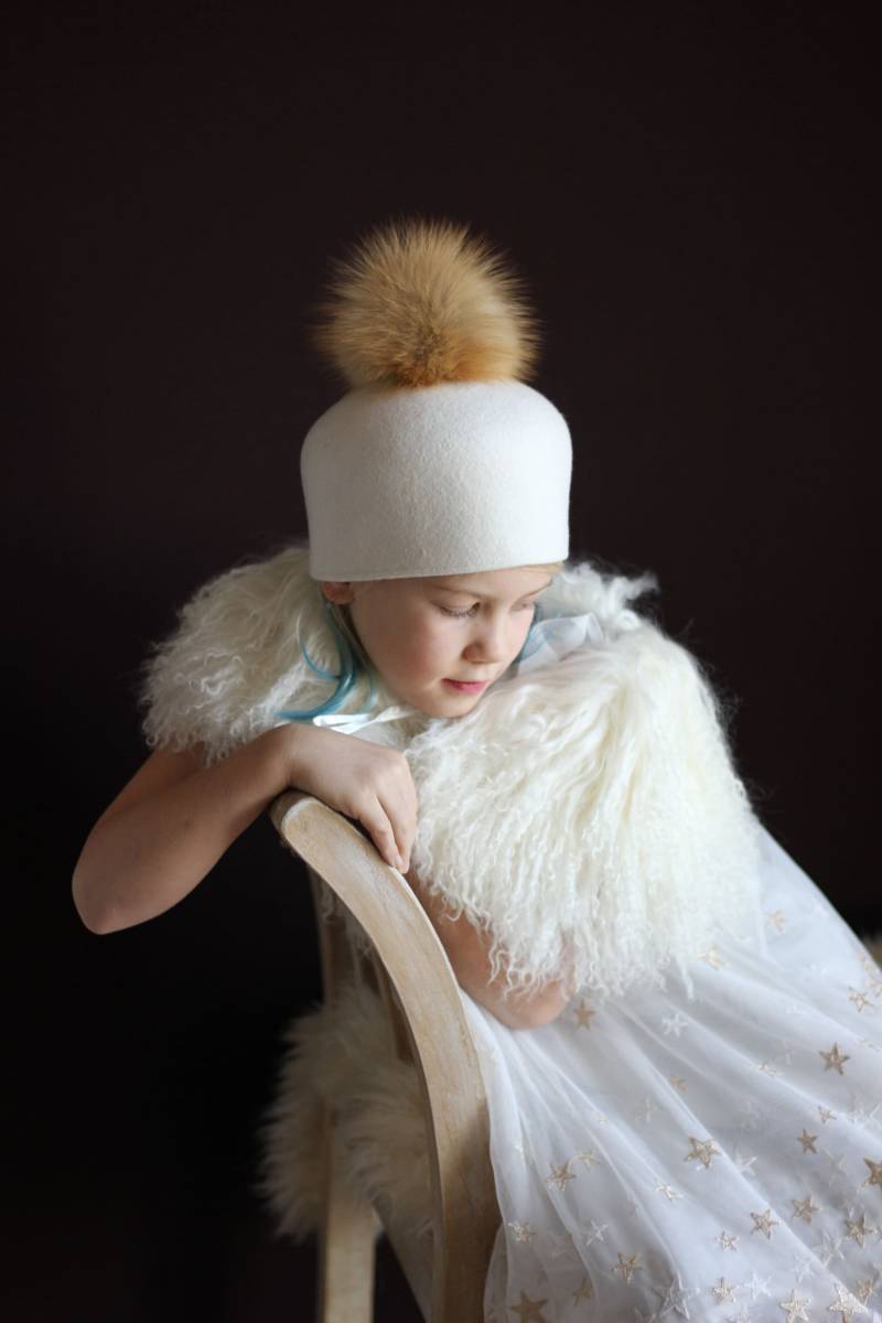 Mädchen Wintermütze Mit Bommel, Weiße Herbstmode, Kleinkind Filzmütze Nach Maß von NadineMillineryKids