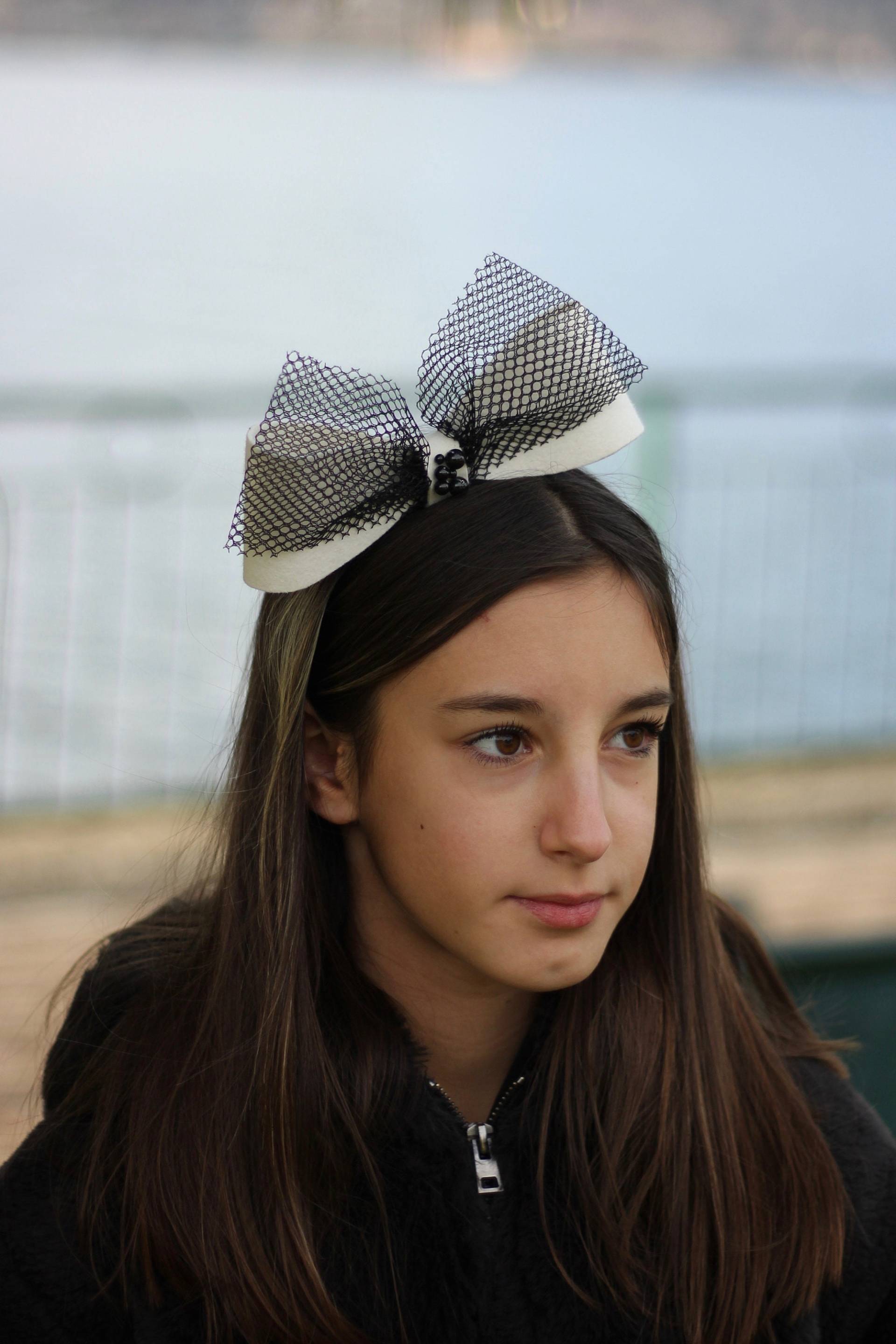 Schwarz-Weißes Netz-Haarband Mit Großer Schleife Für Kleine Mädchen, Großes Haarband Glitzernder Schleife, Glitzerndes Besondere Anlässe von NadineMillineryKids