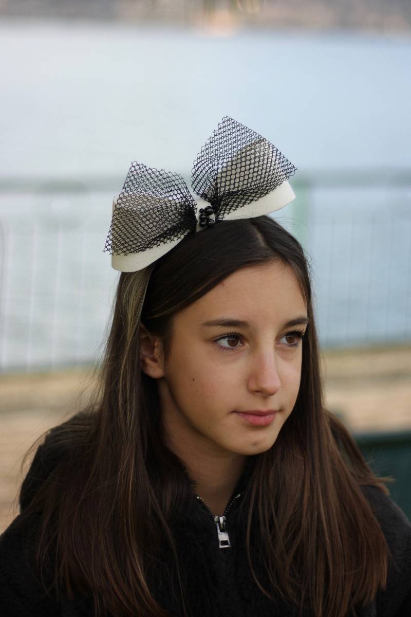 Schwarz-Weißes Netz-Haarband Mit Großer Schleife Für Kleine Mädchen, Großes Haarband Glitzernder Schleife, Glitzerndes Besondere Anlässe von NadineMillineryKids