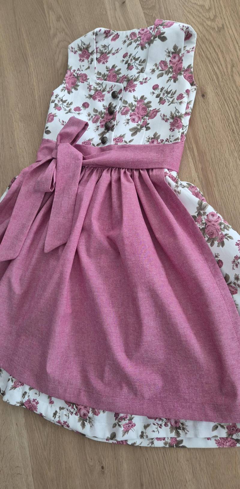 Blumiges Dirndl Mit Beerenfarbener Schürze von NadineWidmann